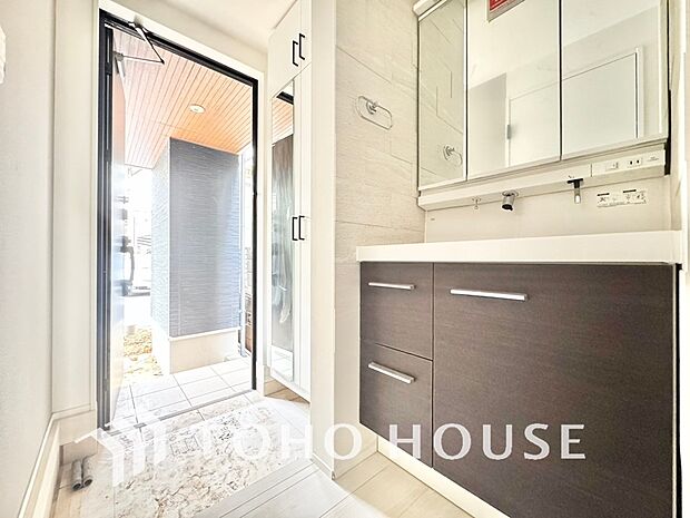 平日の朝であっても、落ち着きとくつろぎを感じられる空間。気持ちよく身だしなみを整えられます。