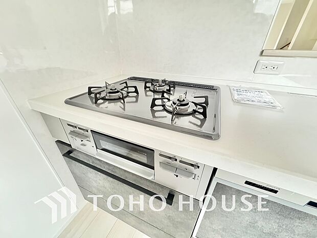 3口コンロは一度に複数のお料理を作ることができるメリットがあります。毎日のキッチンタイムを効率よく。