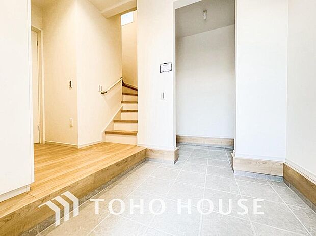 人を迎え入れる最初の場所だからこそ、清潔感がある空間にして頂ける様シューズボックスを設置しました。