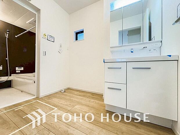 手で洗いたい大切な服など、広く使えると助かる洗面台は汚れの付きにくい形状と素材で造られております。