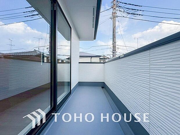 陽光に愛され、環境に恵まれ、家族に包まれた邸宅は、どんなに月日が経っても色褪せる事なく輝き続けます。