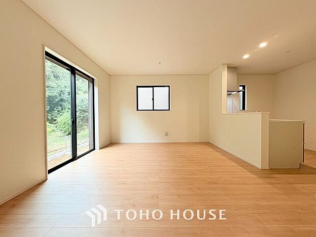 リビングも広く設け、訪れる人々を暖かく迎えてくれます。