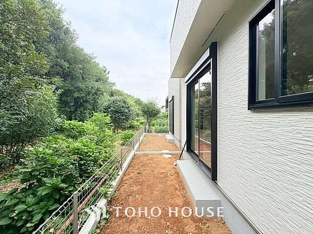 リビングの窓先に緑を感じる生活が贅沢に感じる世の中です。ガーデニングで癒しの空間を。