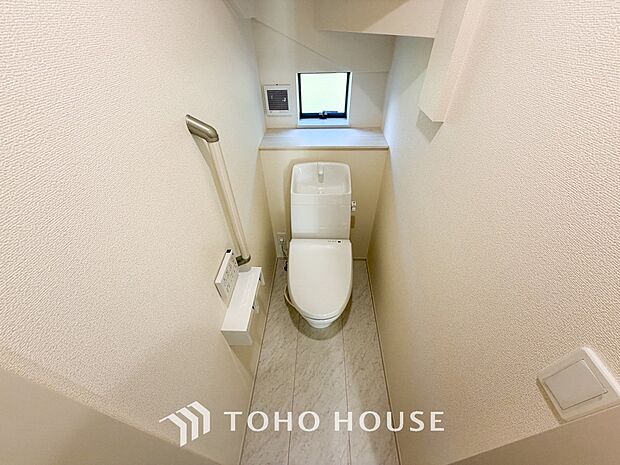 十分な広さと清潔感のあるカラーで纏まったおトイレ。時間に余裕とゆとりを持たせます。