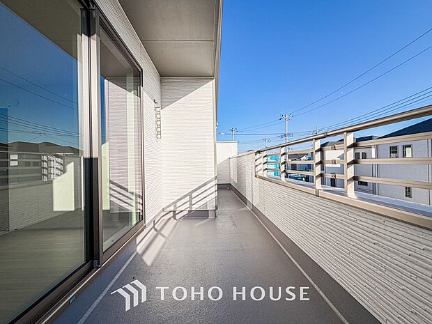 頬をなでる優しい風を感じることが出来るバルコニー。つい深呼吸をしたくなる気持ちの良い眺望です。