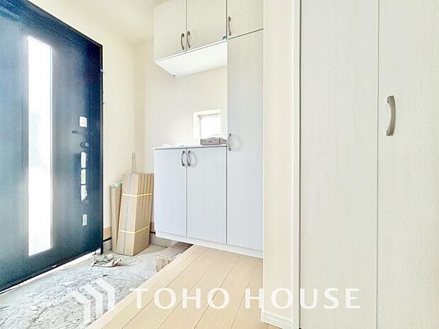 人を迎え入れる最初の場所だからこそ、清潔感がある空間にして頂ける様シューズボックスを設置しました。