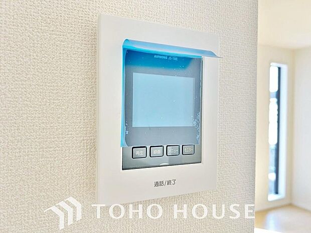 誰が来てもわかる様にモニター付きインターホンを設置。家事導線を考慮した個所に設置し、防犯性と利便性に優れ快適と安らぎを合わせた優しい設計。