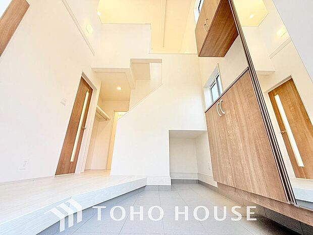 広々とした玄関スペースは何かと重宝します。ベビーカーも楽々置けるゆったりスペースが魅力です。