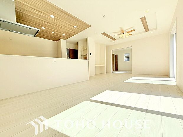 光が注がれる青い空から鮮やかに赤色にゆっくりと染まる。そんな優しい時間がここでは流れてゆく。