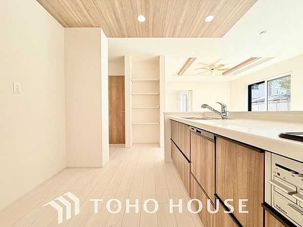 広々キッチンを採用。みんなで作った料理を召し上がりながらの会話は、どのような物になるのでしょうか。