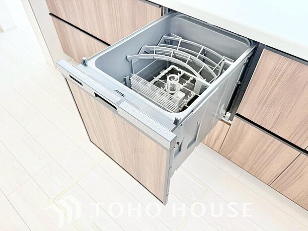 ビルトイン食器洗浄乾燥機付きのシステムキッチン。毎日の家事負担を軽減する嬉しい設備です。