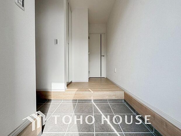 広々とした玄関スペースは何かと重宝します。ベビーカーも楽々置けるゆったりスペースが魅力です。