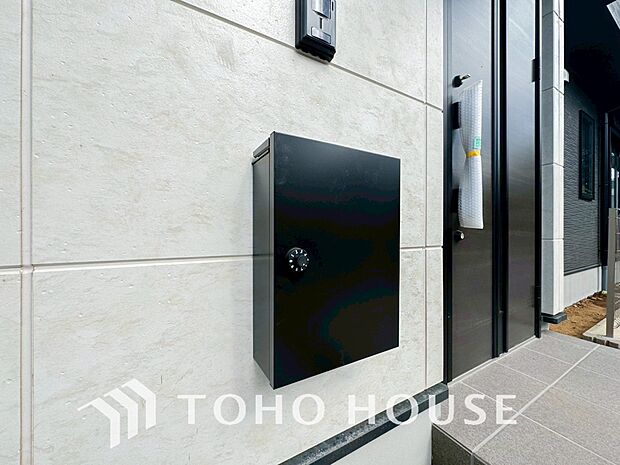 夫婦共働きで家にいる時間が短い、ネット注文の多い方には何かと便利な宅配ボックスを設置しております。