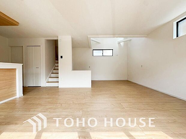 リビングも広く設け、訪れる人々を暖かく迎えてくれます。