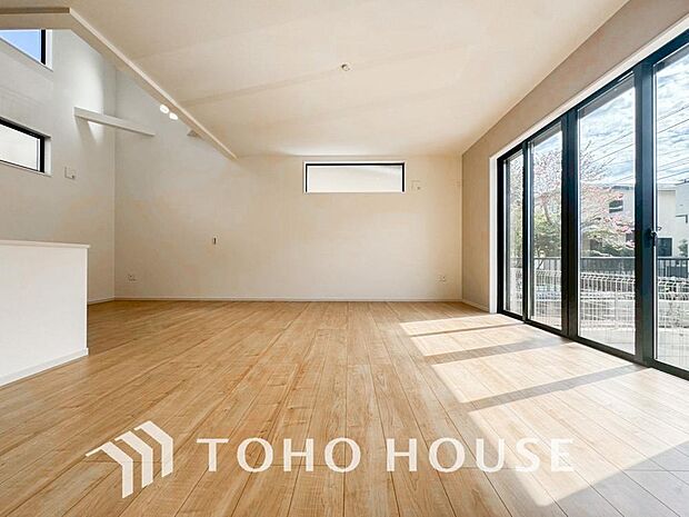 光が注がれる青い空から鮮やかに赤色にゆっくりと染まる。そんな優しい時間がここでは流れてゆく。