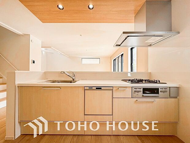 キッチンの収納は、デッドスペースになりやすい箇所を有効活用できる、スライド式収納を採用しました。