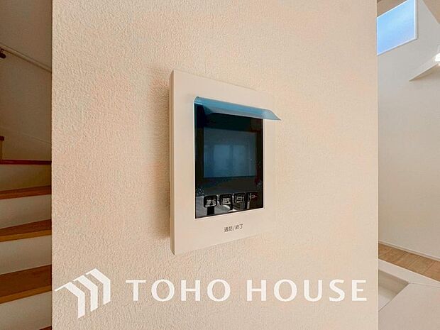 誰が来てもわかる様にモニター付きインターホンを設置。家事導線を考慮した個所に設置し、防犯性と利便性に優れ快適と安らぎを合わせた優しい設計。