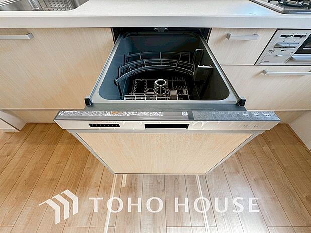 「ビルトインタイプ食器洗乾燥機」通常の手洗いでは使用出来ないほど高温のお湯や高圧水流を使うことにより汚れを効果的に落とすことができる。