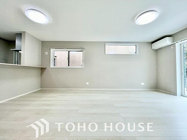 光が注がれる青い空から鮮やかに赤色にゆっくりと染まる。そんな優しい時間がここでは流れてゆく。