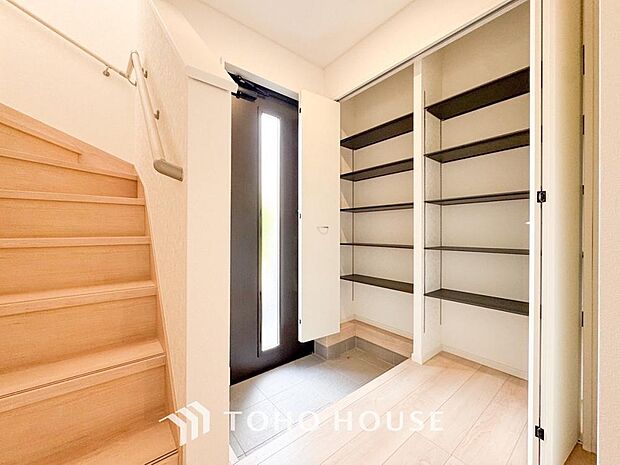 毎日みんなを見送り、そして迎え入れる場所だから。帰りたくなる家をテーマに設計した、自慢の玄関です。