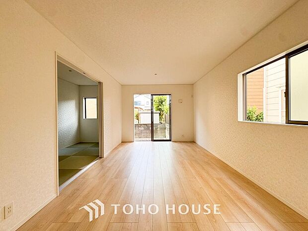 一日の中で多くの時間を過すことになるリビング。爽やかな通風と採光を存分に感じる事が出来る空間です。