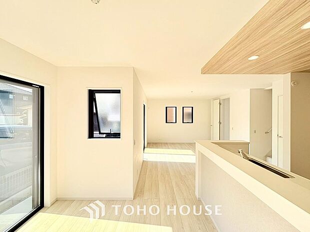 リビングも広く設け、訪れる人々を暖かく迎えてくれます。