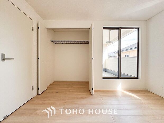 居室にはクローゼットを完備し、自由度の高い家具の配置が叶うシンプルな空間です。