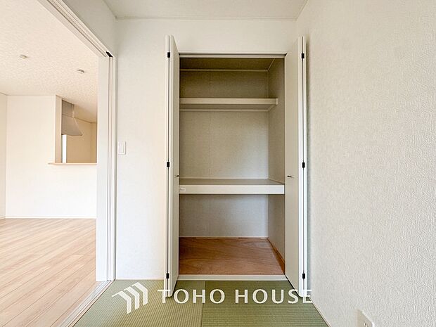 リビングに隣接している収納スペースもある和室はお子さんのお昼寝スペースや客間としていかがでしょうか。