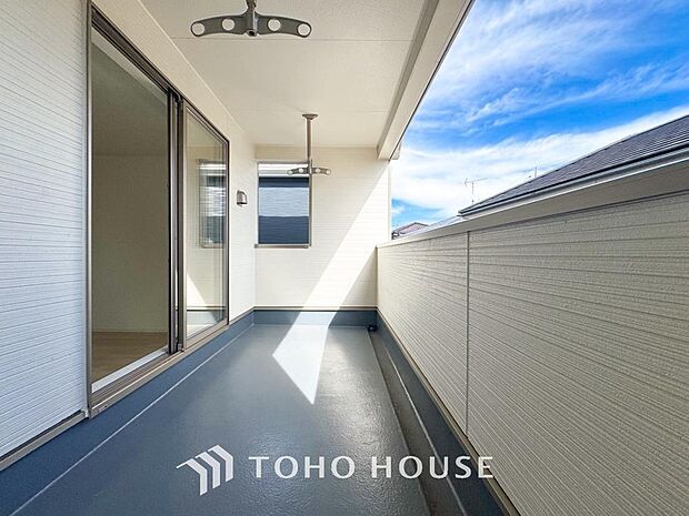 暖かい陽ざしが差込むバルコニー。晴れた日には、洗濯物が良く乾きます。風通しも良好です。