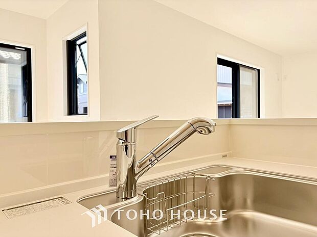 ワンタッチで浄水と原水を切り替えできる浄水器一体型水栓は水道水に含まれる有害物質を除去してくれます。