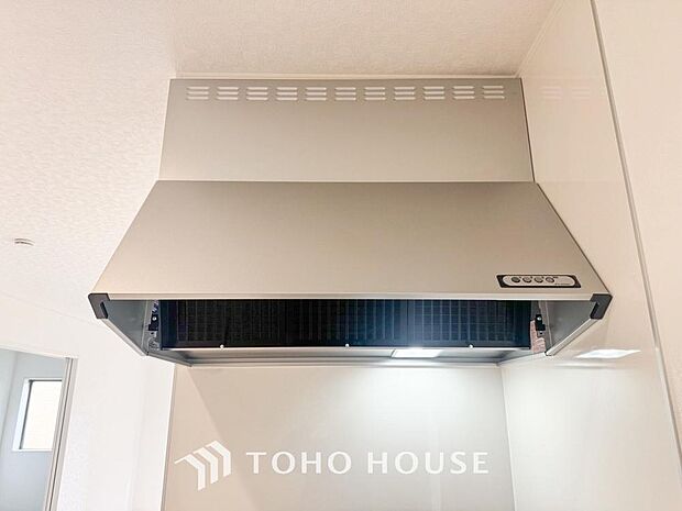 スリムタイプのレンジフードはスタイリッシュで、掃除が簡単なメリットもあります。