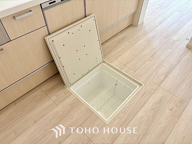 食品ストックや非常食・保存食の保管庫として活用できます。住まいの床下点検口としての役割もあります。