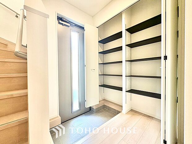 毎日みんなを見送り、そして迎え入れる場所だから。帰りたくなる家をテーマに設計した、自慢の玄関です。