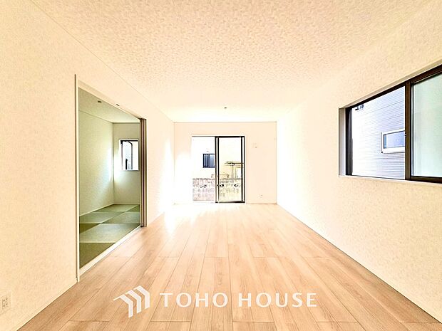 一日の中で多くの時間を過すことになるリビング。爽やかな通風と採光を存分に感じる事が出来る空間です。