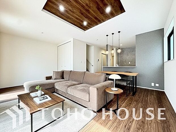 通風と採光を考慮したリビングは地域の鼓動を感じながらお寛ぎ頂くことが可能です。