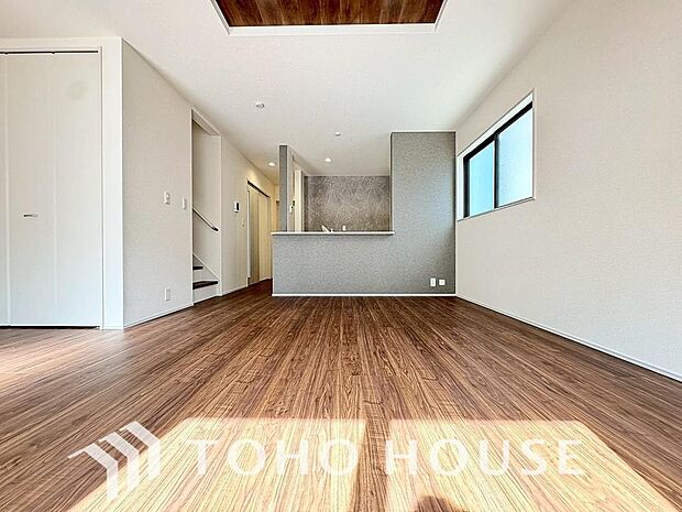 広々としたLDKは、家族が自然に集まりやすく、一緒に過ごす時間を楽しめる工夫が施されています。