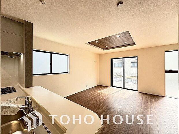 光が注がれる青い空から鮮やかに赤色にゆっくりと染まる。そんな優しい時間がここでは流れてゆく。