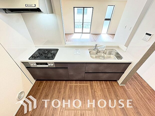 家族みんなでゆったりと調理や食事の準備ができる十分な広さを確保した、快適なキッチンスペース。