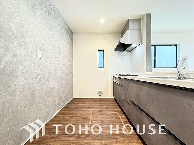 広々キッチンを採用。みんなで作った料理を召し上がりながらの会話は、どのような物になるのでしょうか。