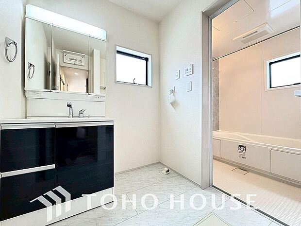 平日の朝であっても、落ち着きとくつろぎを感じられる空間。気持ちよく身だしなみを整えられます。