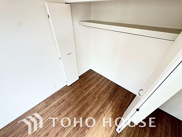 建物内部の収納には拘りました。共有部分に設けた収納。お荷物が多い方にも安心です。