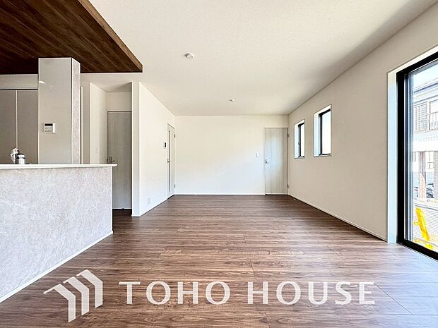 爽やかな通風と採光を存分に感じる事が出来る空間。毎日の暮らしに癒しをもたらす居心地の良いリビング。