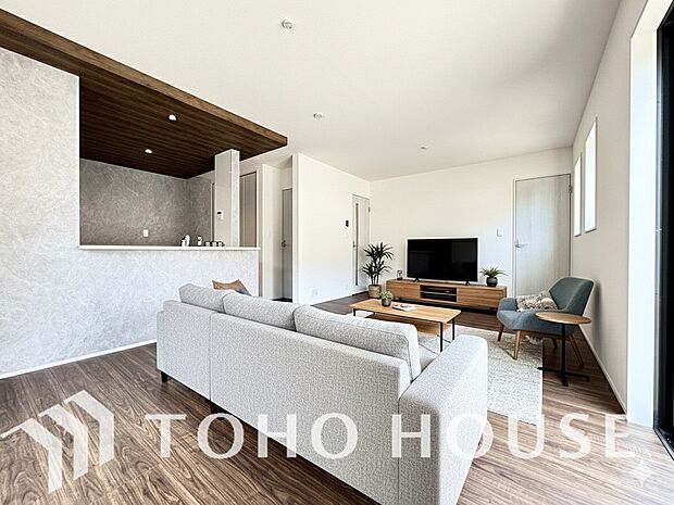 広々としたLDKは、家族が自然に集まりやすく、一緒に過ごす時間を楽しめる工夫が施されています。