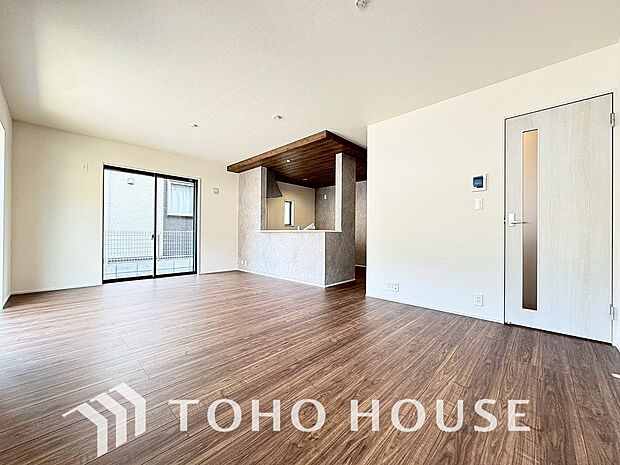 一日の中で多くの時間を過すことになるリビング。爽やかな通風と採光を存分に感じる事が出来る空間です。