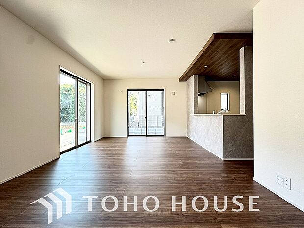 光が注がれる青い空から鮮やかに赤色にゆっくりと染まる。そんな優しい時間がここでは流れてゆく。