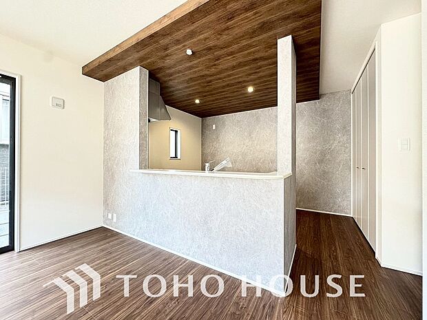 大型の冷蔵庫も配置できる広々としたキッチンスペースでお料理や家事をスムーズに進めることができます。