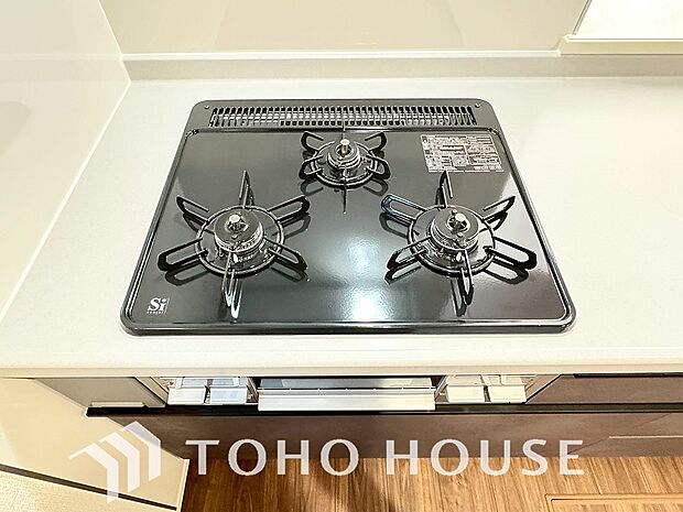 3口コンロは一度に複数のお料理を作ることができるメリットがあります。毎日のキッチンタイムを効率よく。
