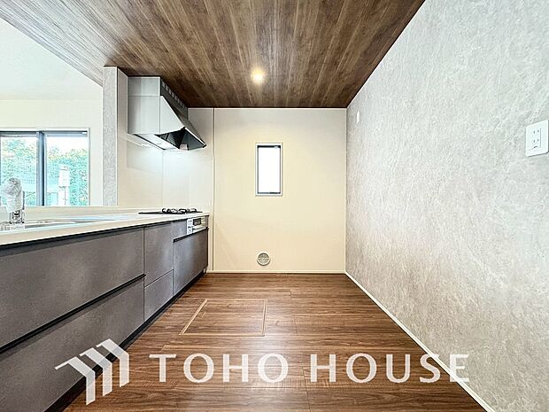 美しく使いやすいキッチン空間。優しい温もりを醸し出すキッチンは料理の為の配慮を随所に注ぎました。