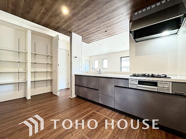 広々キッチンを採用。みんなで作った料理を召し上がりながらの会話は、どのような物になるのでしょうか。