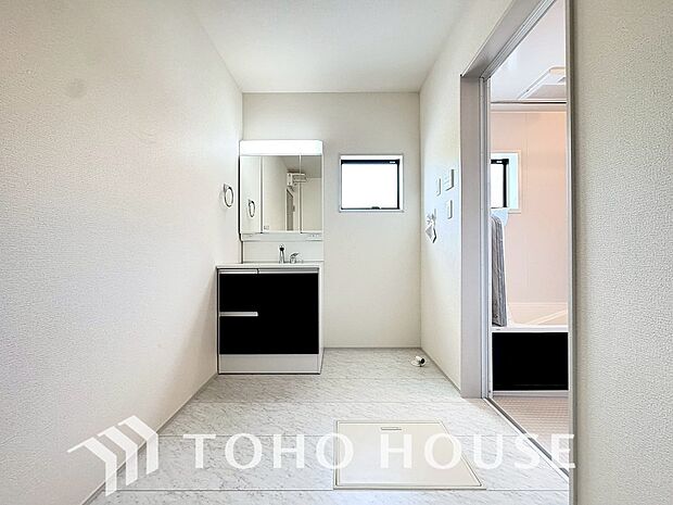 身だしなみのチェックがしやすい大きな鏡、下には収納がたっぷり。スッキリとした空間を演出いたします。